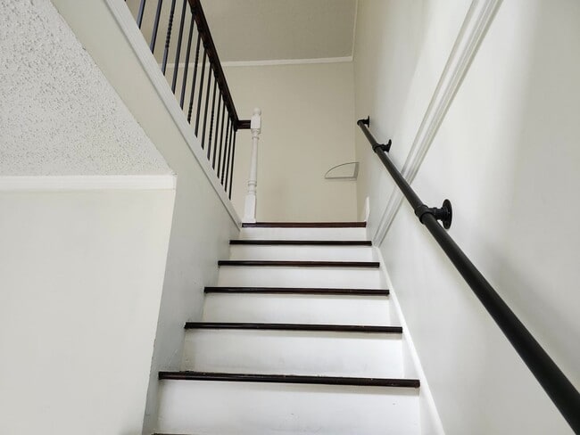 Building Photo - Large 4 BR, 2 Bath Country Home and Workshop