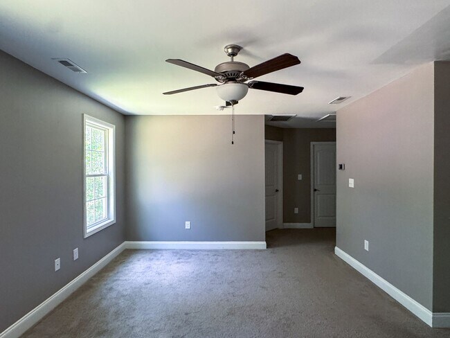 Building Photo - Beautiful 4 Bed 2.5 Bath Home in North Fayetteville