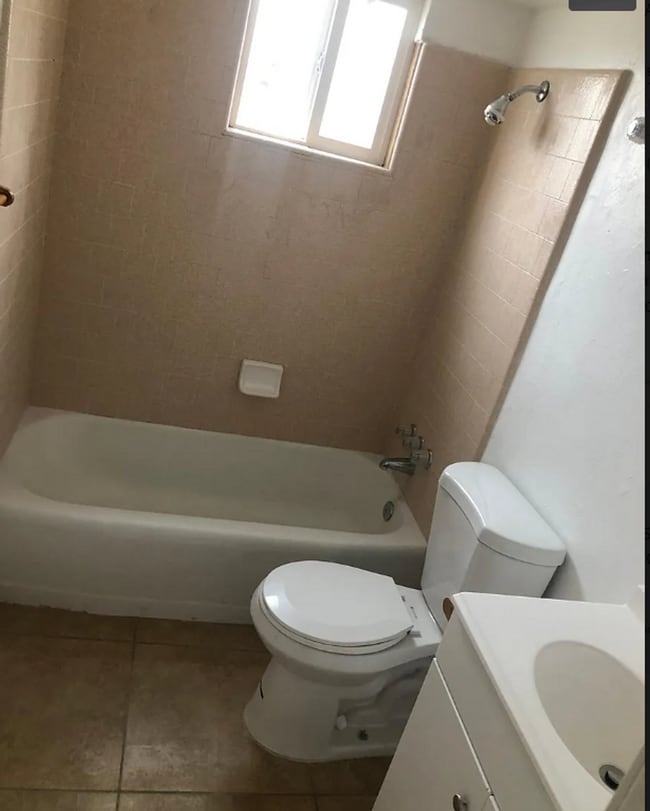 Building Photo - 1401 Yosemite Dr