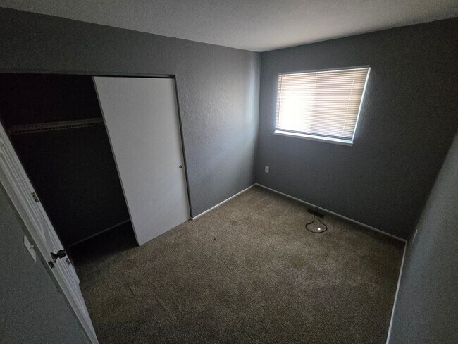 Building Photo - 3 Bedroom House