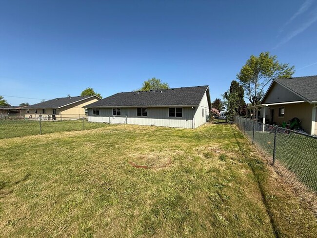 Building Photo - 394 Shamrock St
