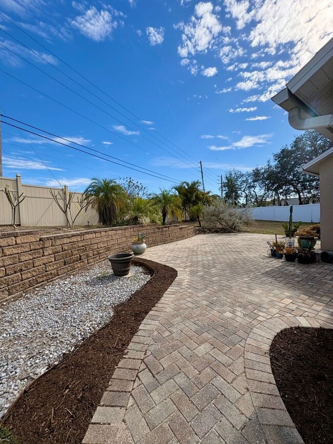 Building Photo - Beautiful 3Bed/2Bath with 2-Car Garage on a Cul-de-Sac