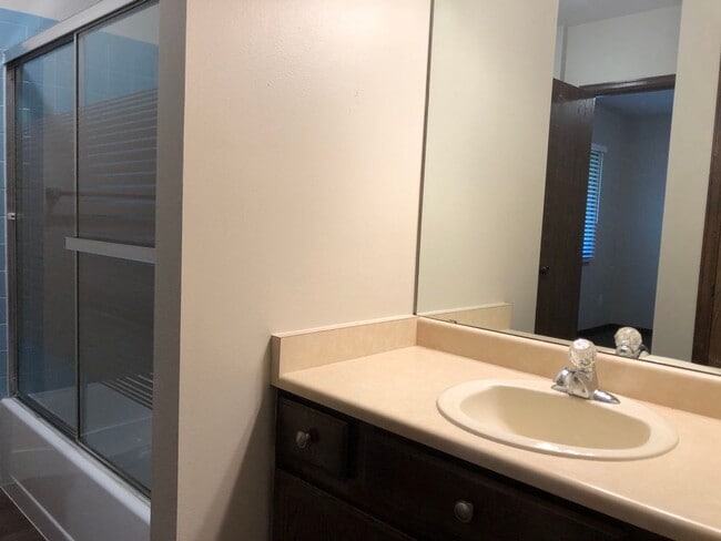 Building Photo - 3 Bed/2bath Single Family Home in Parkwood East