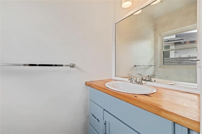 Building Photo - 2115 Sycamore Dr