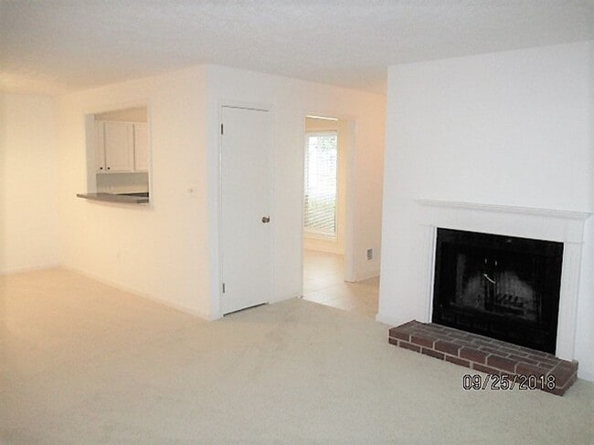 Building Photo - Private And Spacious, Ground Level, 2 Bedr...