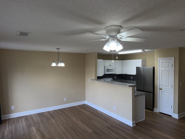 Building Photo - "Charming 3-Bedroom Townhouse in Crestview with Granite Countertops & 2.5 Baths!"