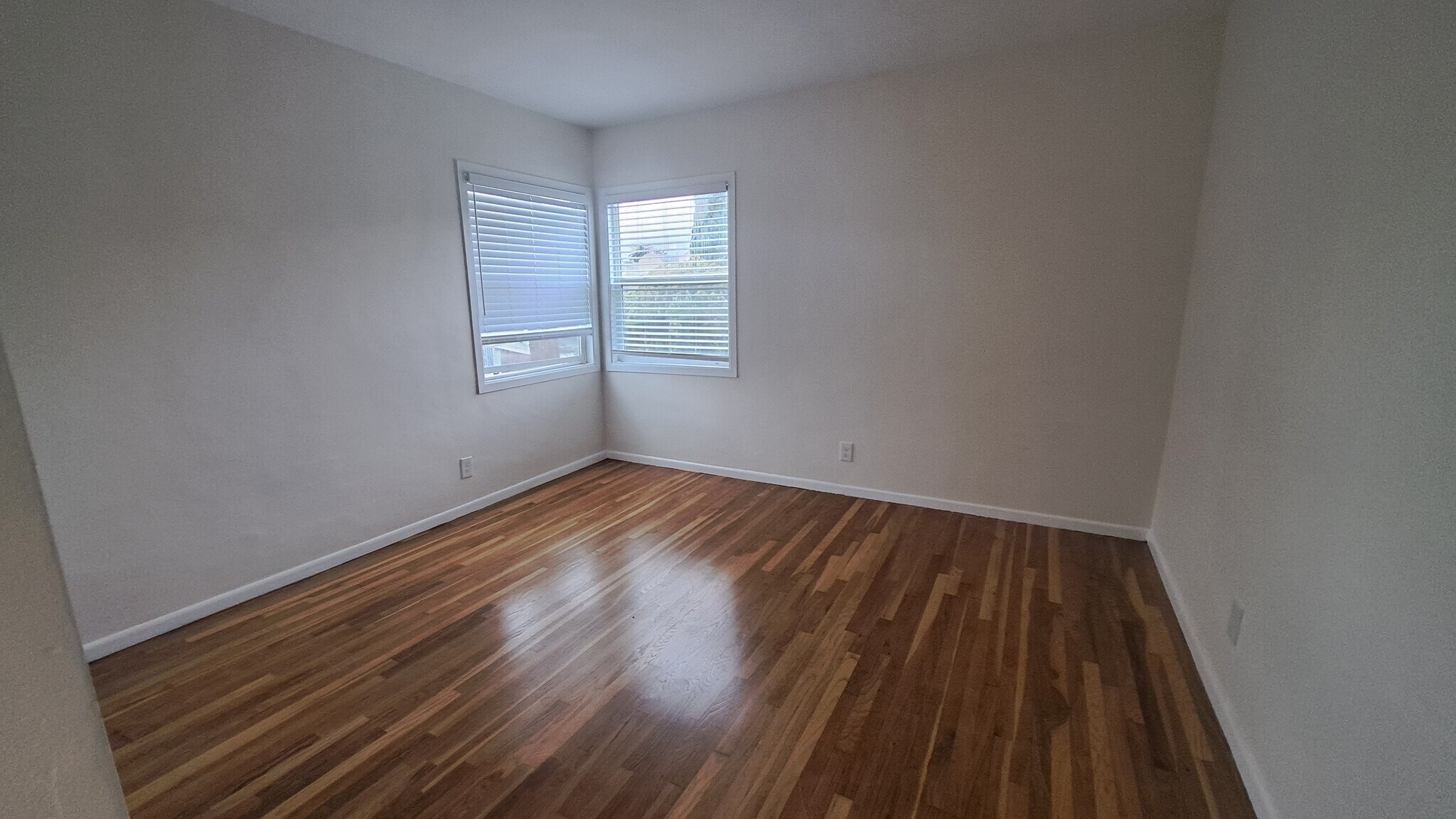 Building Photo - 115 E Tamarack Ave