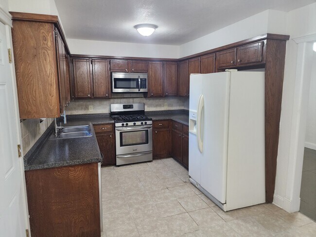 Building Photo - 807 S Jones Ln