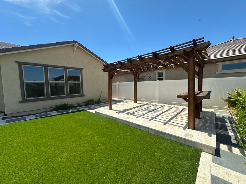 Building Photo - 2518 E Novak Way