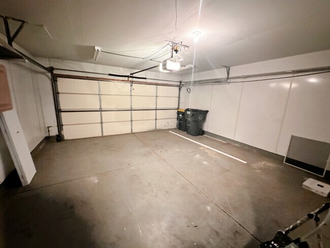 Building Photo - 924 Clover Ln