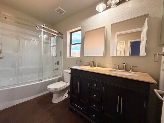 Building Photo - Gorgeous 4Bdm 2.5Ba Anthem Home with a Pool!