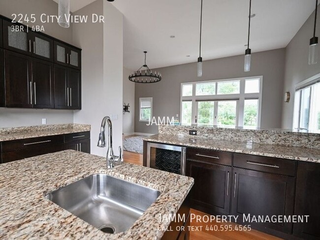 Building Photo - 2245 City View Dr