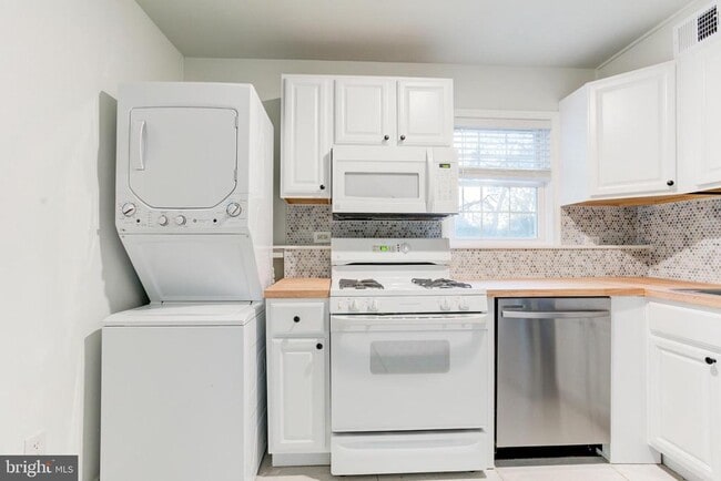 Building Photo - 121 Cabbel Dr