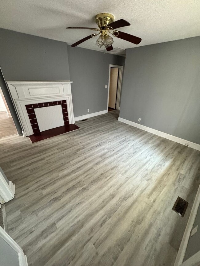 Building Photo - Cozy 4 bed 1.5 bath Ranch House in Petersburg