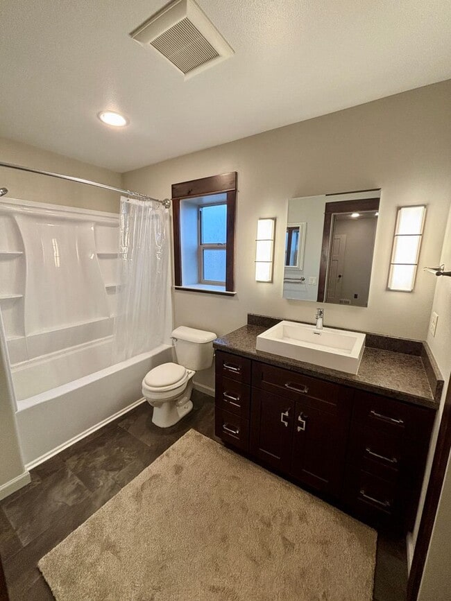 Building Photo - 4 bedroom 3 bath home