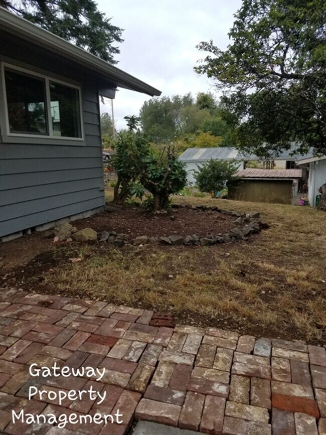 Building Photo - Spacious 3 bedroom