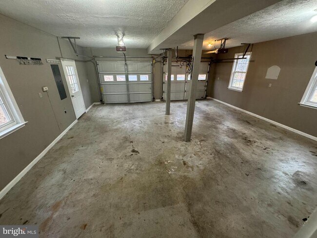 Building Photo - 346 Saddleback Ln