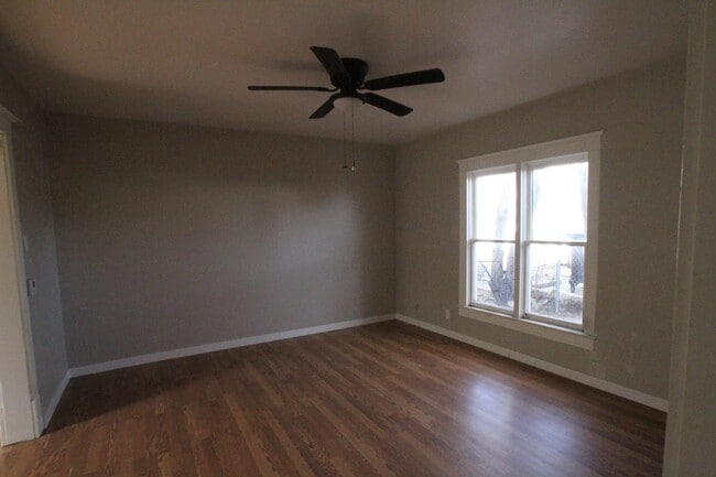 Building Photo - 1324 1/2 Main St - Apartment