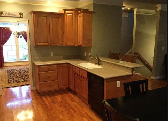 Building Photo - 5 Bedroom in Cedar Bluff Community