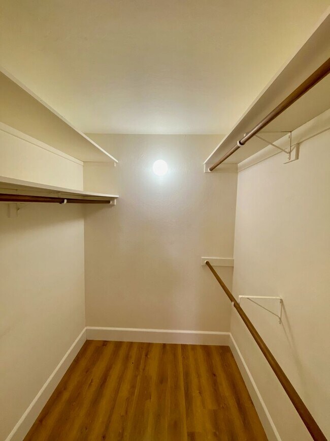 Building Photo - Private, Comfortable Downstairs Condo