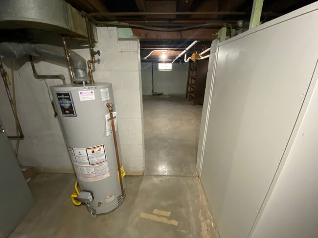 Building Photo - Charming Woods Park Home | 2 Bed | Fenced Yard | Garage | $1800/mo