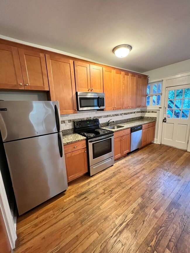Interior Photo - 1107 W Grace St