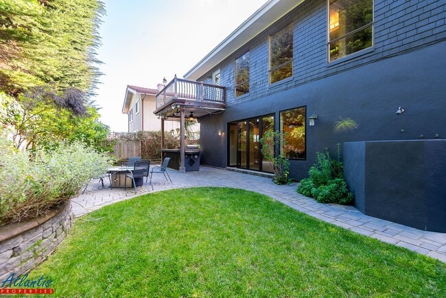Building Photo - Desirable Home | Oceans Views | Close To B...