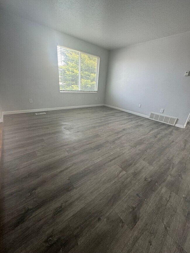 Building Photo - 549 E 575 N