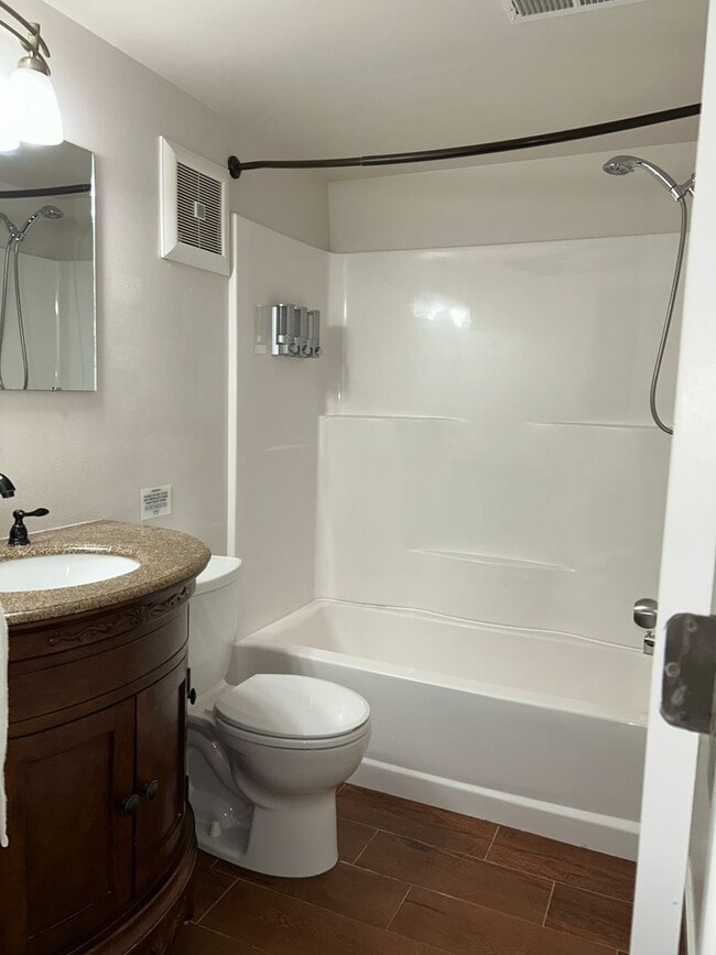 Building Photo - 4BR - West Seattle w/ 2 Kitchens. Landscaping Included!