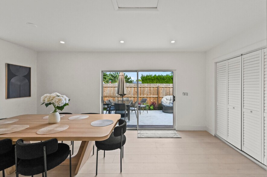 dining room/outside patio - 3400 Parker Ave