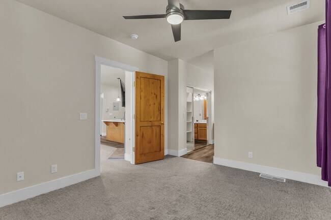 Building Photo - 8381 Meadowview Ct