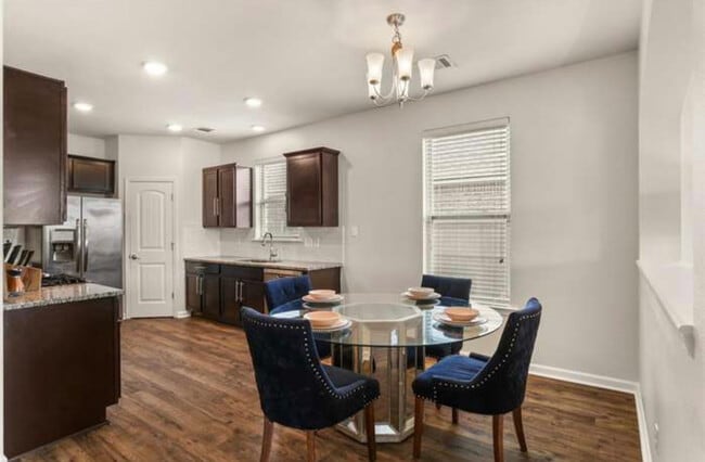 Building Photo - 758 Lakeshore Village Dr