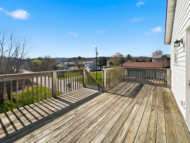 Building Photo - 520 Shaw St