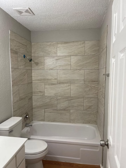 Building Photo - 5625 Antoine Dr