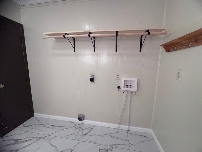 Building Photo - Friendsville 37737 - 3 bedroom, 2.5 bath home - Contact Jackie Mills (865) 748-2851