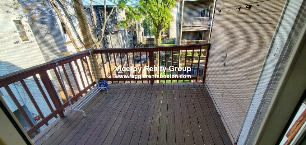 Building Photo - 861 E 1st St