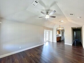 Building Photo - Charming Single-Story, 3Bed/2Bath Gem Minutes from Southtown