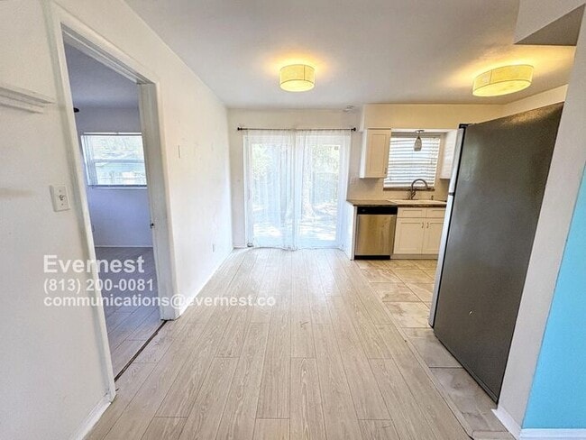 Building Photo - Lovely 3-Bedroom Home in a Convenient Loca...