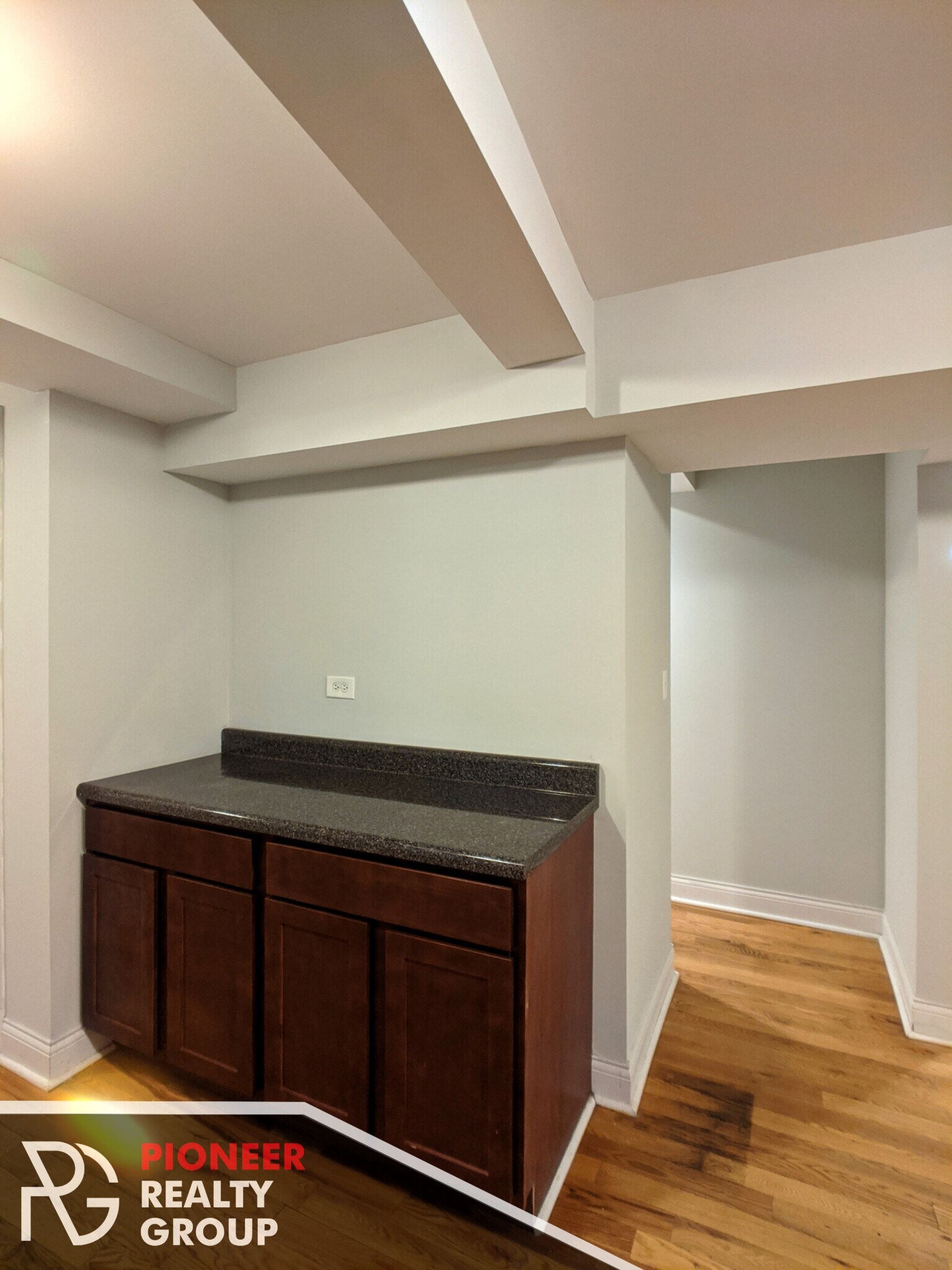 Building Photo - 1126 W Oakdale Ave