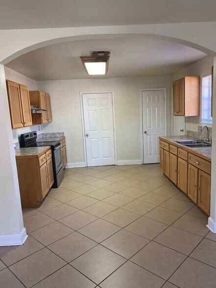 Building Photo - 8701 Dinkins St