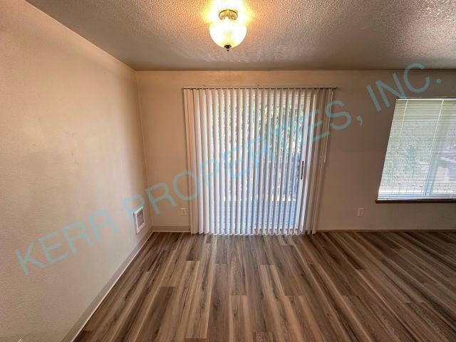 Building Photo - Charming 2-Bedroom Multiplex in Portland with Cozy 862 Sq Ft Layout - Perfect for Urban Living!