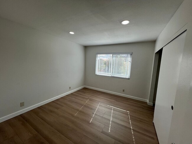 Building Photo - Great Large House ready for you to Make it a Home