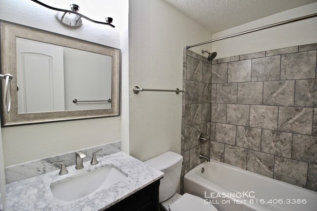 Building Photo - Devereaux