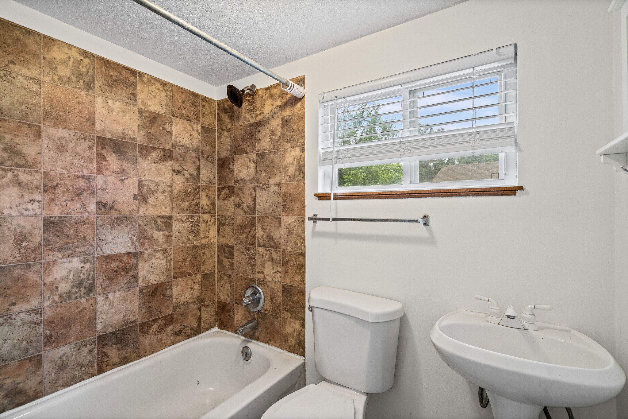 bathroom 2 - 504 Blue Ridge Blvd