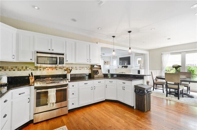 Building Photo - Amazing 4 BR Pool home in the heart of Tho...