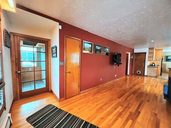 Building Photo - Spacious Midtown Two Bedroom with Utilitie...