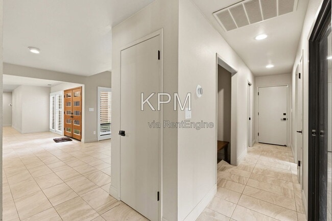 Building Photo - 3342 Cove Cir