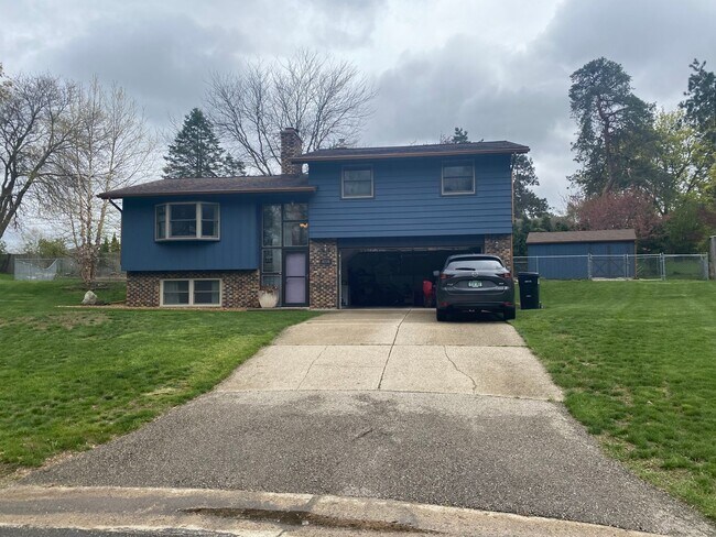 Building Photo - Stunning Bi-Level 3 Bedroom Home in Forest...