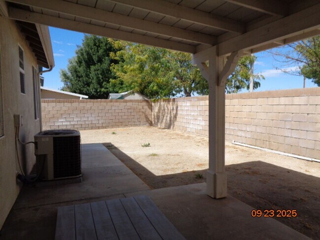 Building Photo - Beautiful One Story Offering 1559 sq. ft. ...