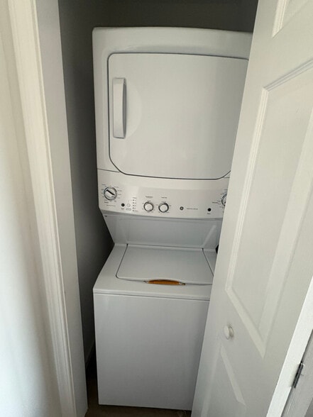 Building Photo - 995 Silverette St